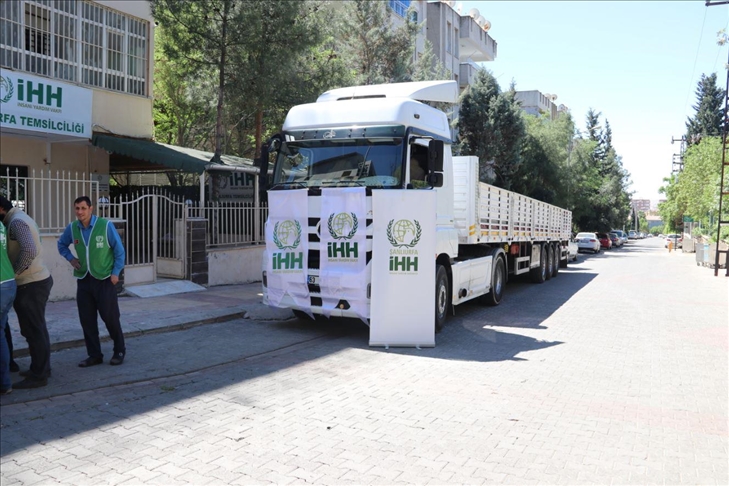 الإغاثة التركية ترسل شاحنة تحمل مساعدات إلى سوريا