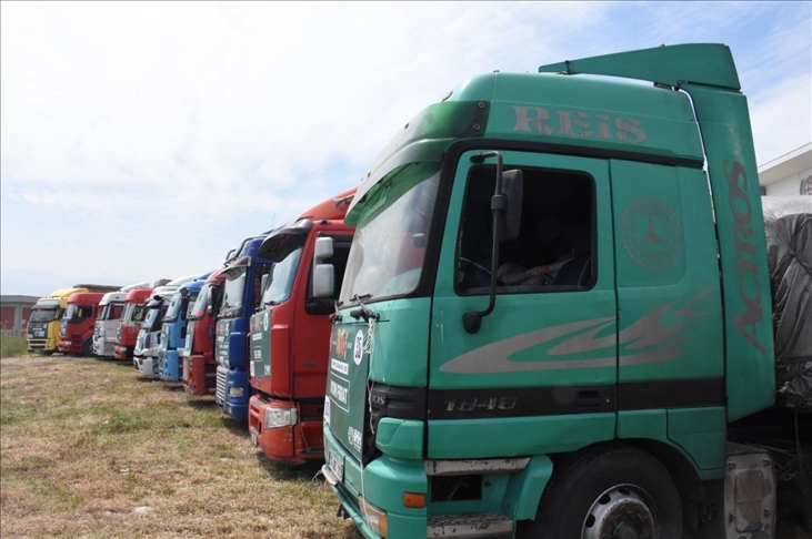 الإغاثة التركية ترسل 14 شاحنة مساعدات إلى سوريا