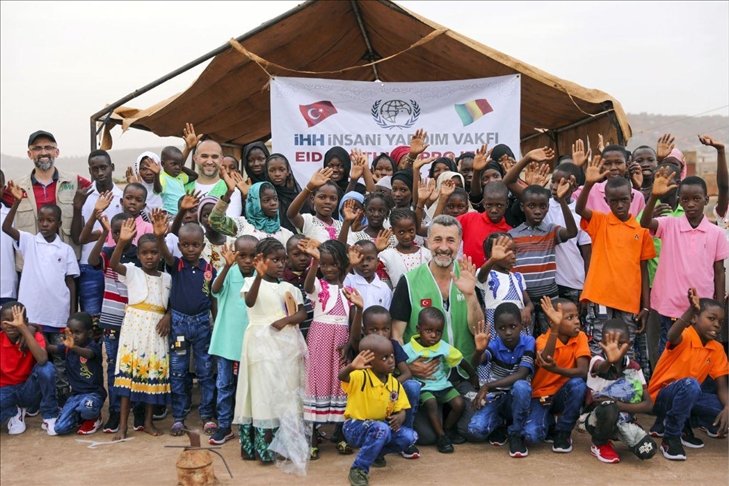 الإغاثة التركية توزع مساعدات على آلاف المحتاجين في مالي