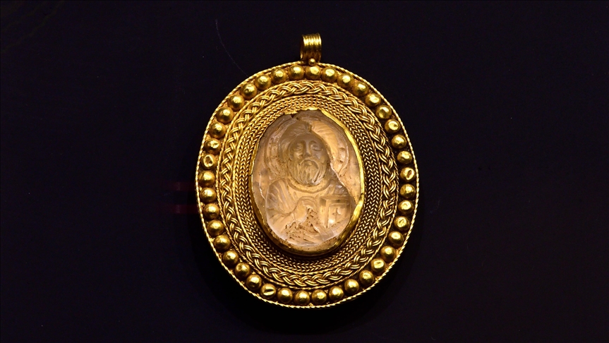 متحف جوروم يعرض قلادة ذهبية فريدة تصور السيد المسيح