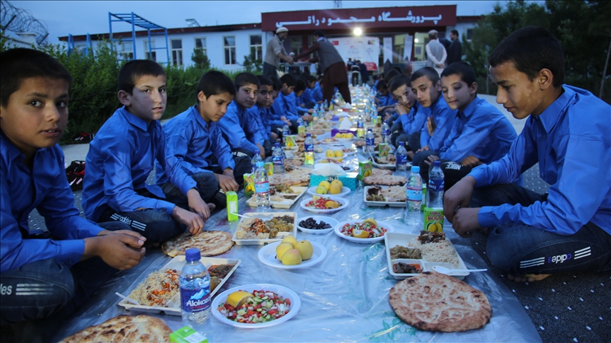 "تيكا" التركية تقيم مأدبة إفطار لمئة طالب يتيم بأفغانستان