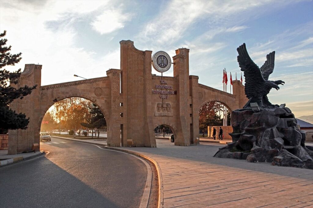 جامعة أتاتورك (Atatürk Üniversitesi)
